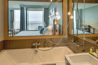 Отель Sopot Marriott Resort & Spa Сопот Улучшенный номер с кроватью размера "king-size", с балконом и видом на море-4