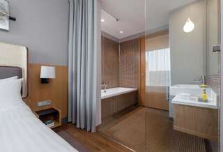 Отель Sopot Marriott Resort & Spa Сопот Улучшенный номер с кроватью размера "king-size" и балконом-1